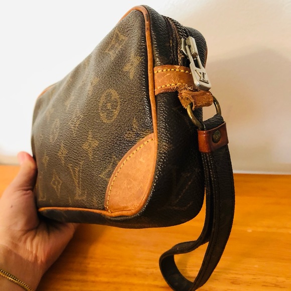 SOLD!!! Authentic Louis Vuitton Clutch in Monogram - Picture 4 of 16